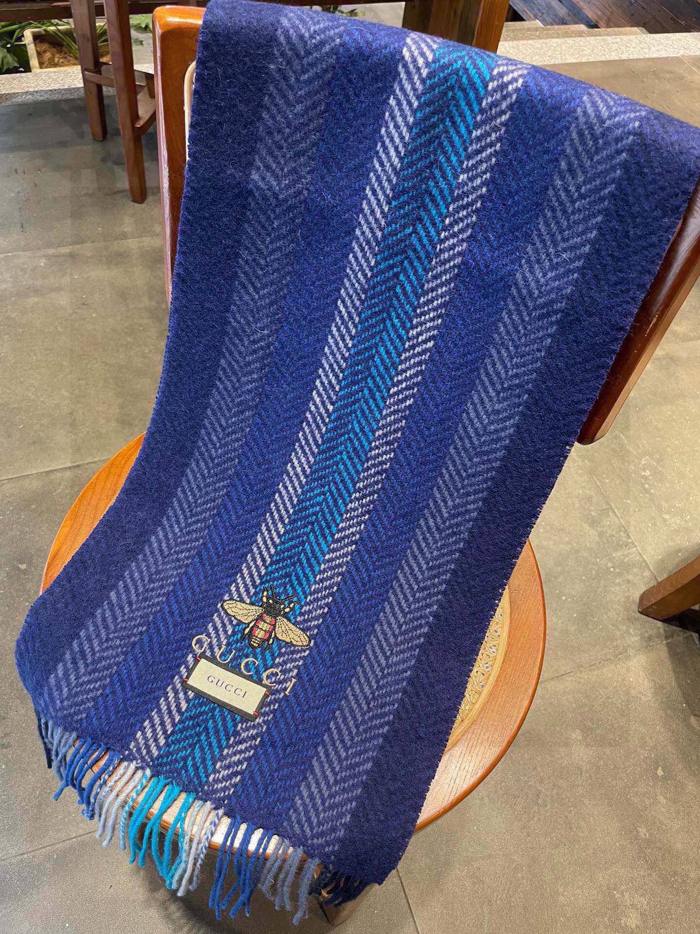 古奇（Gucci）小蜜蜂巴黎时装展羊绒围巾！采用蒙古高原细羊绒！手感满满地都是细腻的绒毛！这个价格绝对百