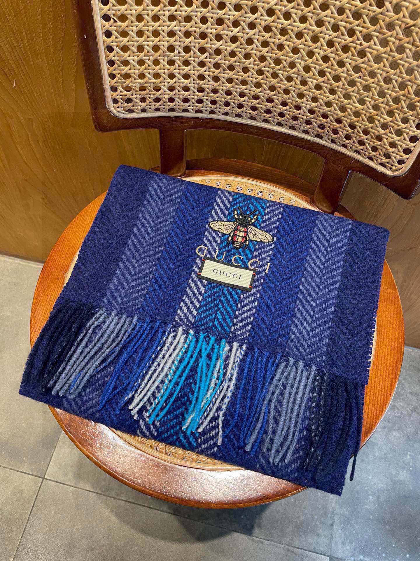 古奇（Gucci）小蜜蜂巴黎时装展羊绒围巾！采用蒙古高原细羊绒！手感满满地都是细腻的绒毛！这个价格绝对百