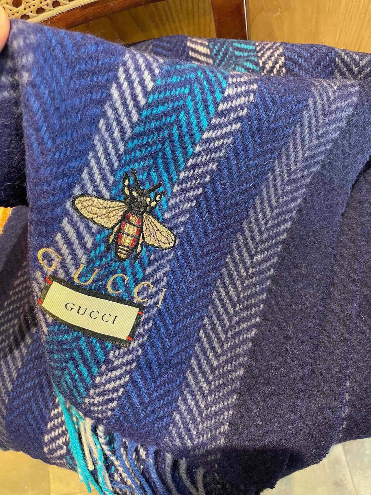 古奇（Gucci）小蜜蜂巴黎时装展羊绒围巾！采用蒙古高原细羊绒！手感满满地都是细腻的绒毛！这个价格绝对百