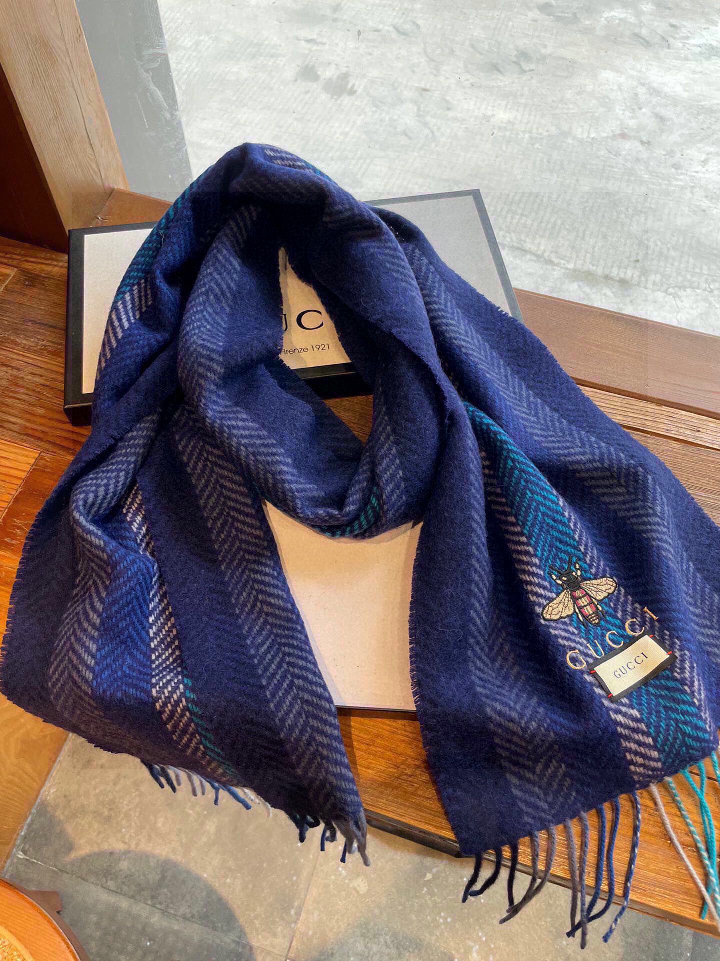 古奇（Gucci）小蜜蜂巴黎时装展羊绒围巾！采用蒙古高原细羊绒！手感满满地都是细腻的绒毛！这个价格绝对百