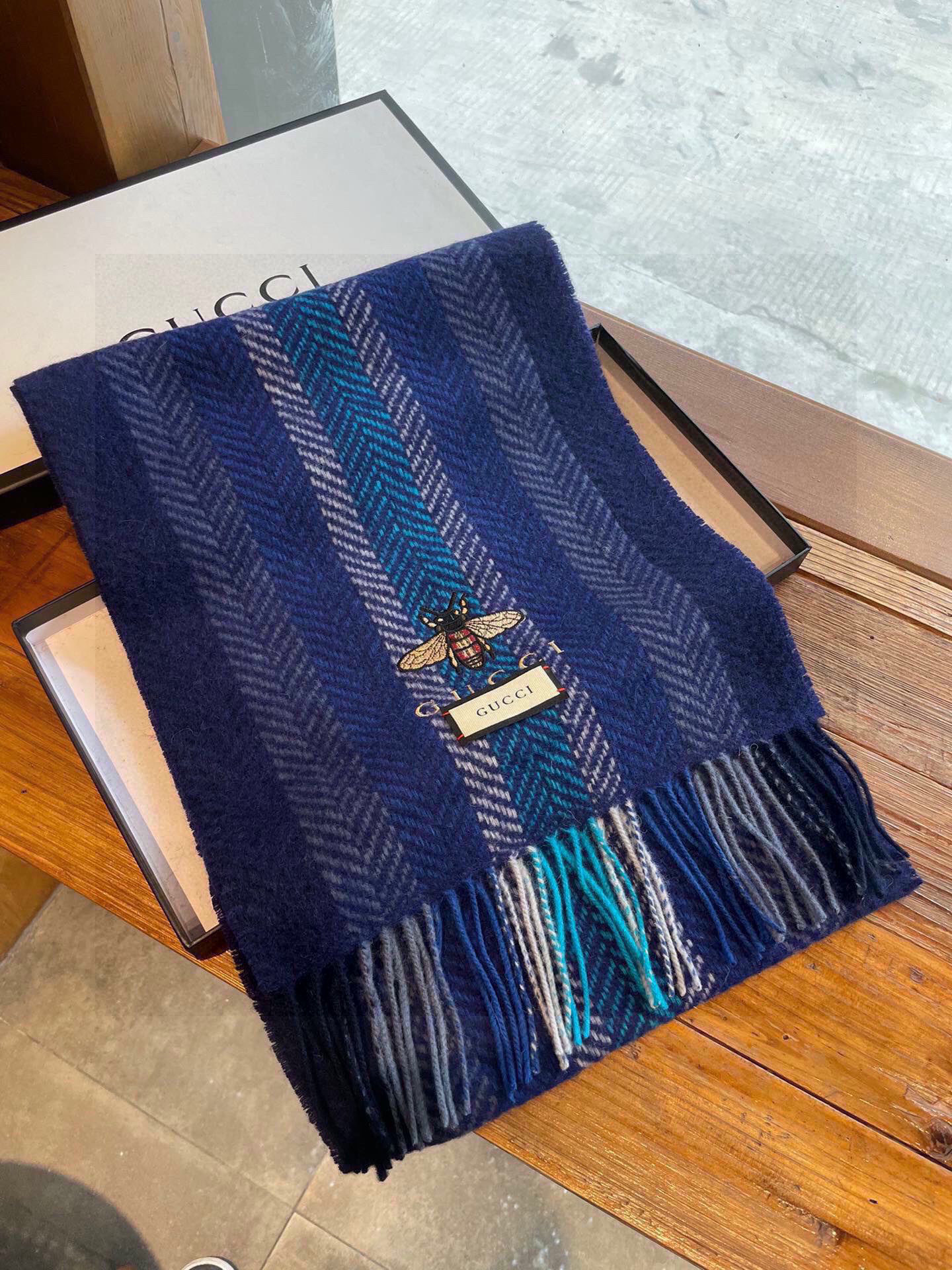 古奇（Gucci）小蜜蜂巴黎时装展羊绒围巾！采用蒙古高原细羊绒！手感满满地都是细腻的绒毛！这个价格绝对百