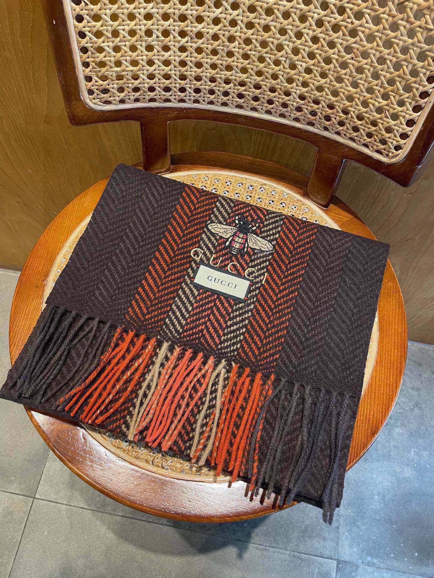 古奇（Gucci）小蜜蜂巴黎时装展羊绒围巾！采用蒙古高原细羊绒！手感满满地都是细腻的绒毛！这个价格绝对百