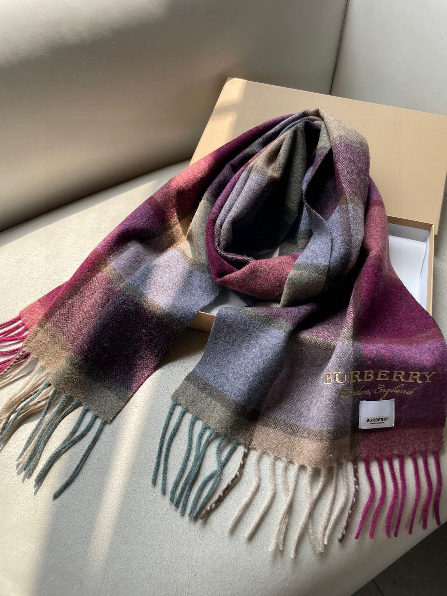 巴宝莉Bur字母刺绣🪡男女同款羊绒格子好看的要疯掉了，太有型太有魅力了！！！非常斯文时尚的秋冬单品！真的