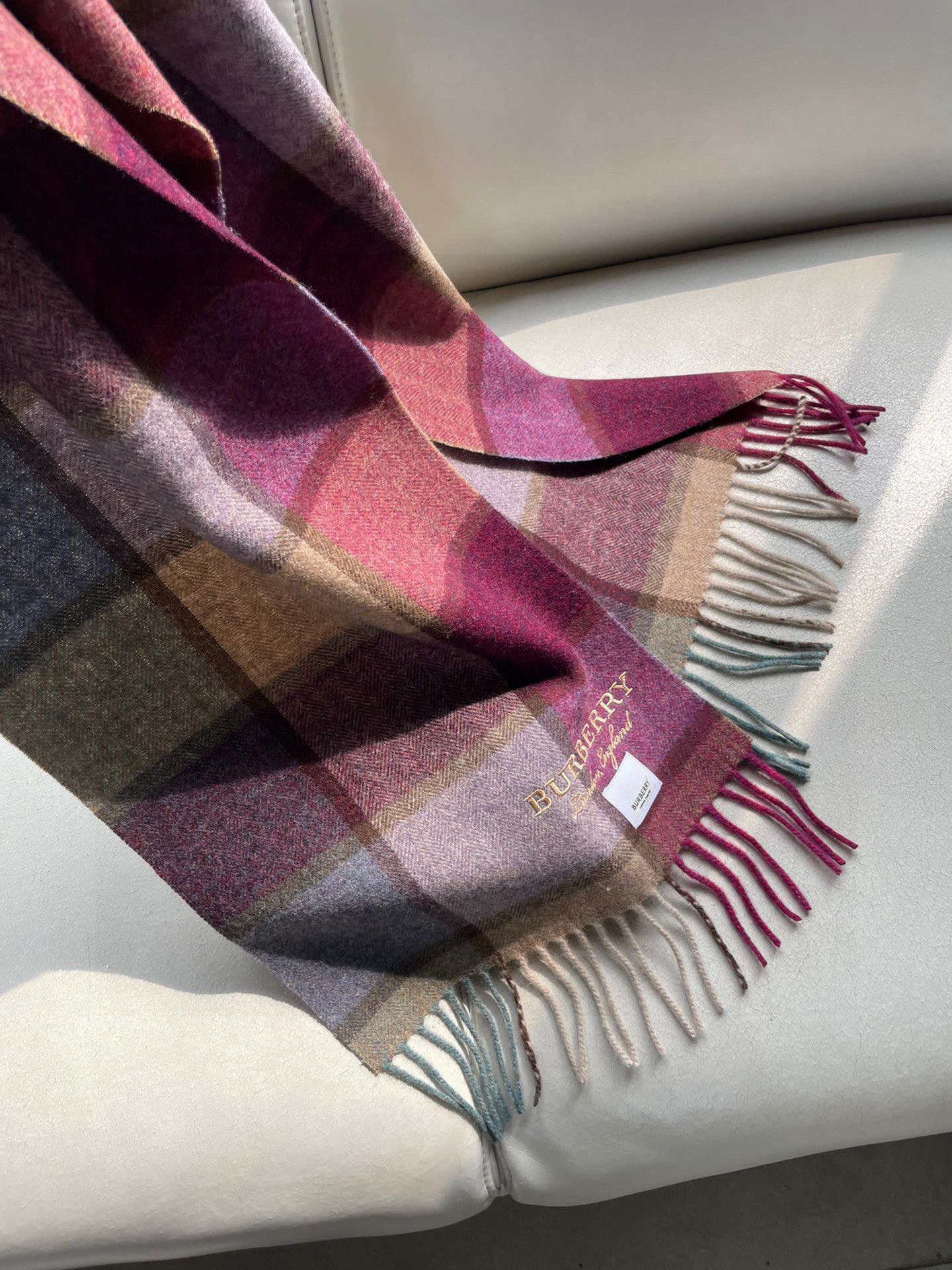 巴宝莉Bur字母刺绣🪡男女同款羊绒格子好看的要疯掉了，太有型太有魅力了！！！非常斯文时尚的秋冬单品！真的