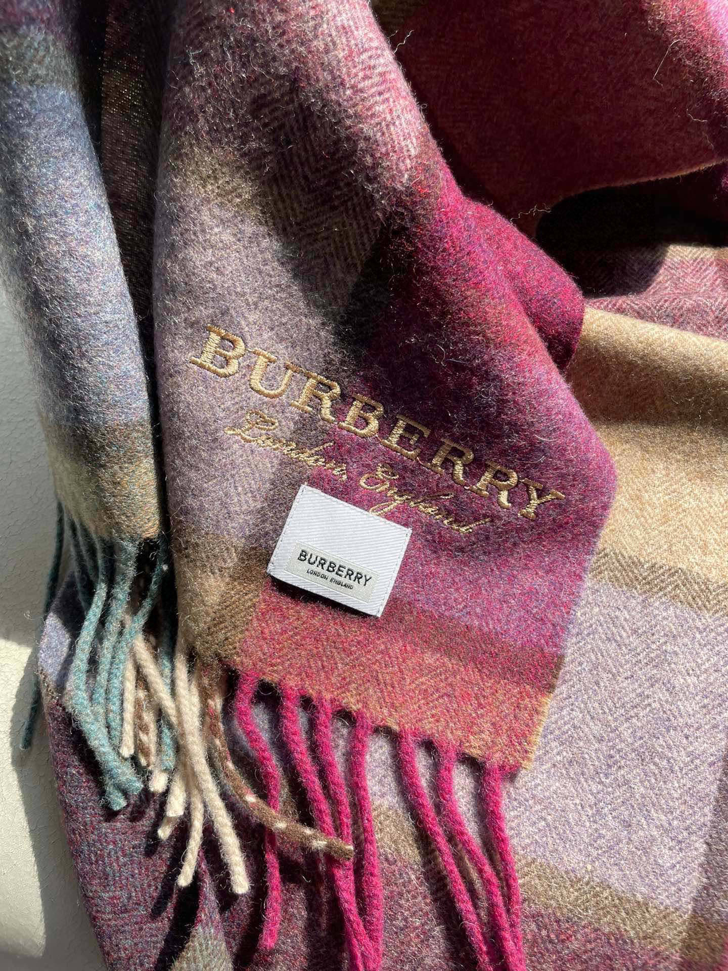 巴宝莉Bur字母刺绣🪡男女同款羊绒格子好看的要疯掉了，太有型太有魅力了！！！非常斯文时尚的秋冬单品！真的