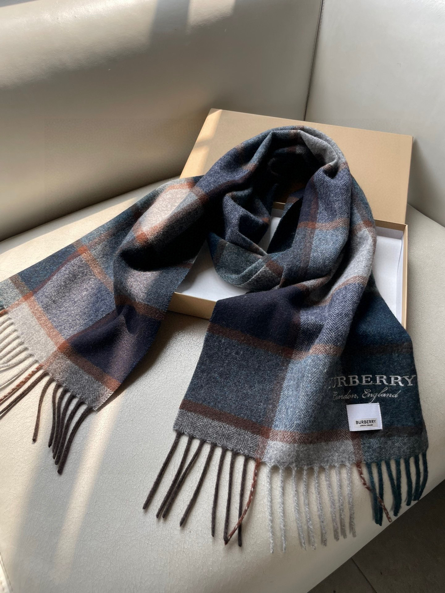 巴宝莉Bur字母刺绣🪡男女同款羊绒格子好看的要疯掉了，太有型太有魅力了！！！非常斯文时尚的秋冬单品！真的