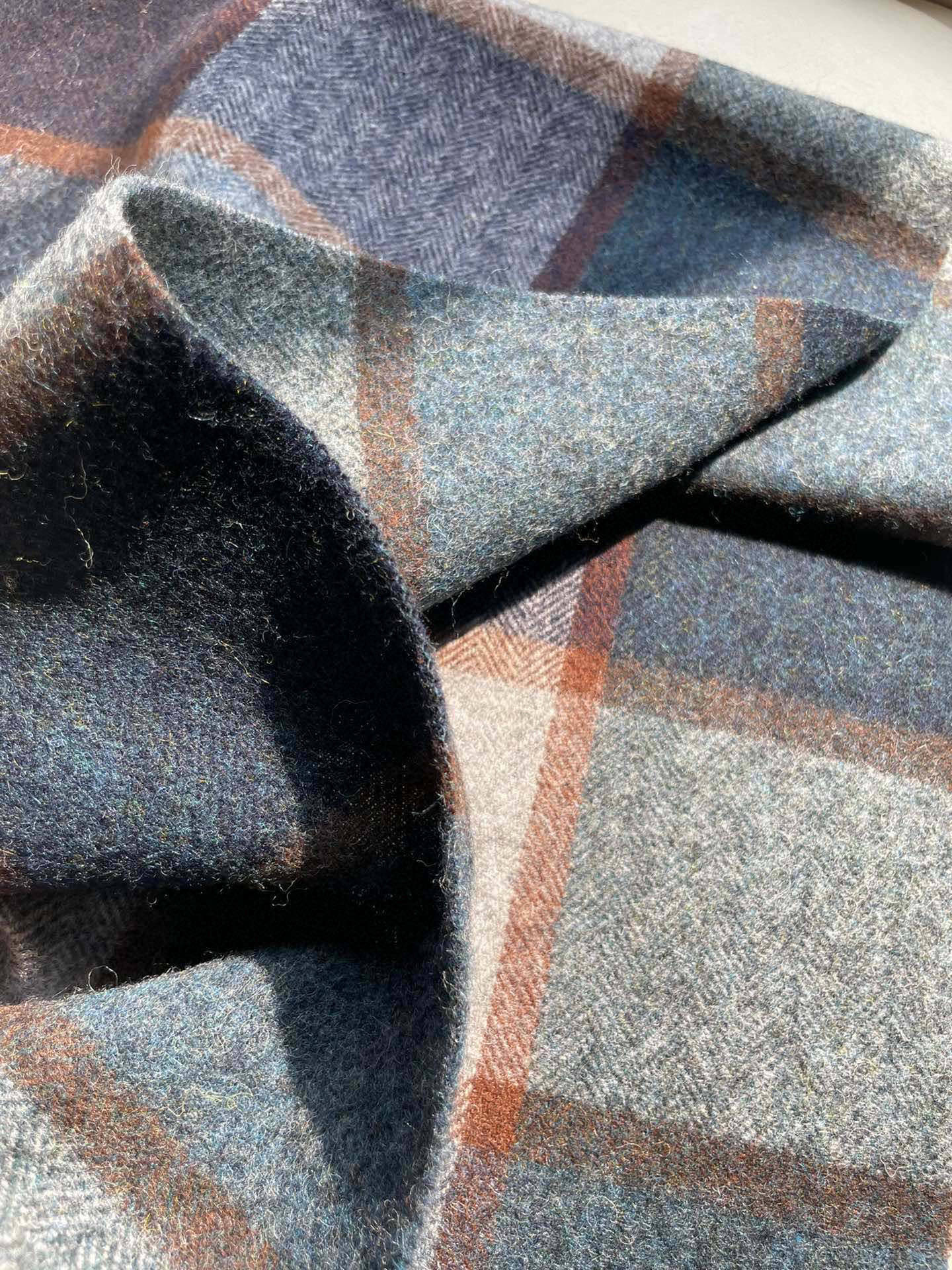 巴宝莉Bur字母刺绣🪡男女同款羊绒格子好看的要疯掉了，太有型太有魅力了！！！非常斯文时尚的秋冬单品！真的