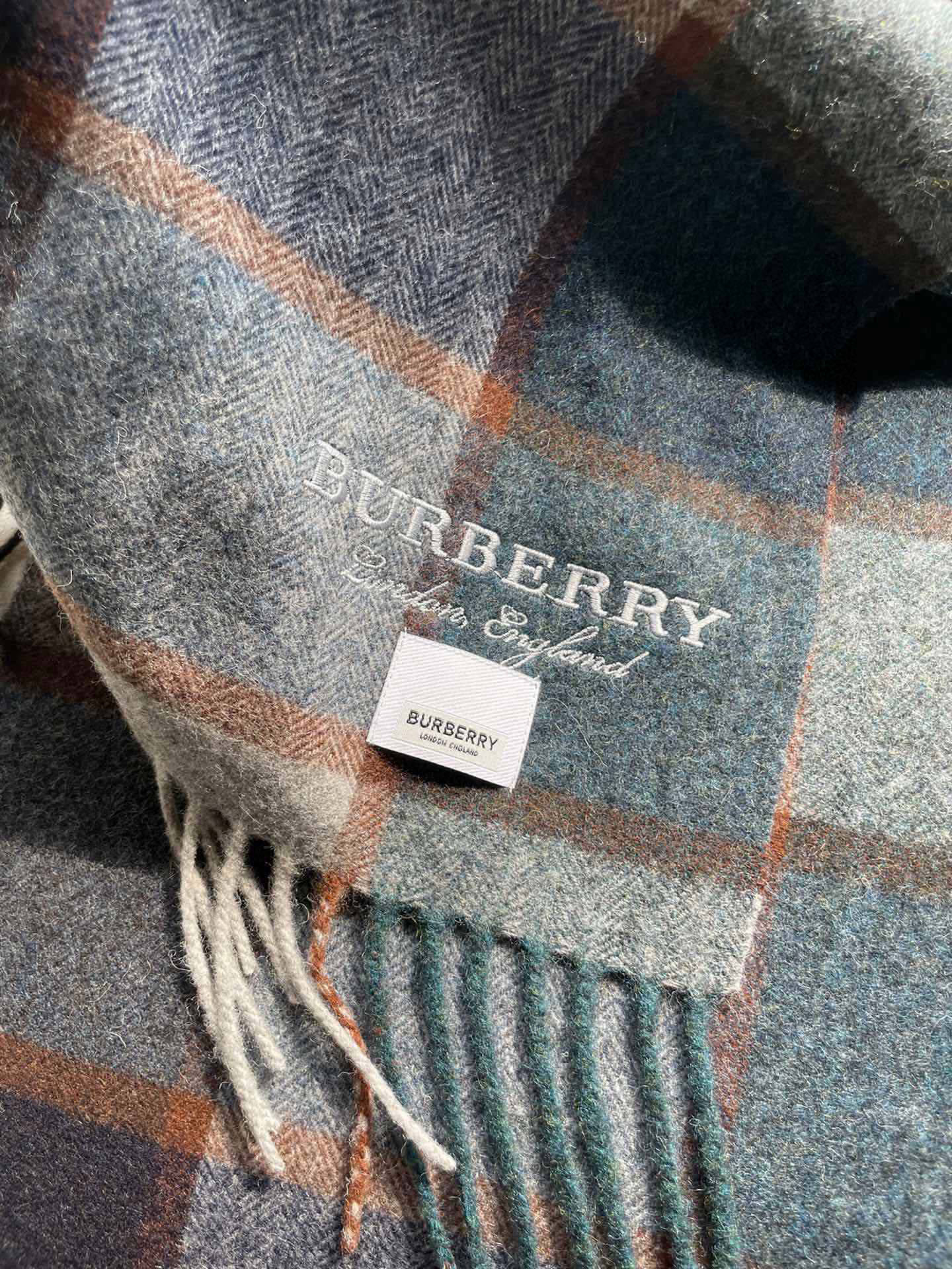 巴宝莉Bur字母刺绣🪡男女同款羊绒格子好看的要疯掉了，太有型太有魅力了！！！非常斯文时尚的秋冬单品！真的