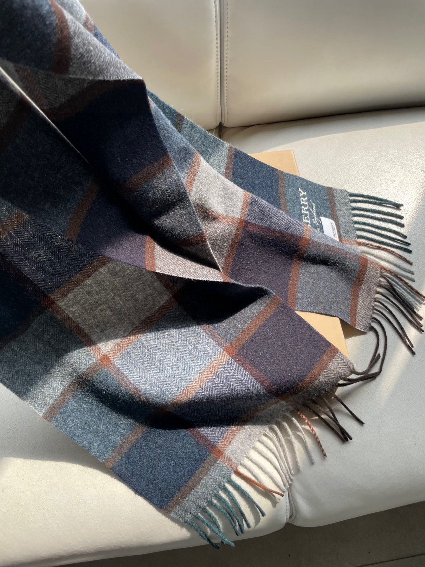 巴宝莉Bur字母刺绣🪡男女同款羊绒格子好看的要疯掉了，太有型太有魅力了！！！非常斯文时尚的秋冬单品！真的