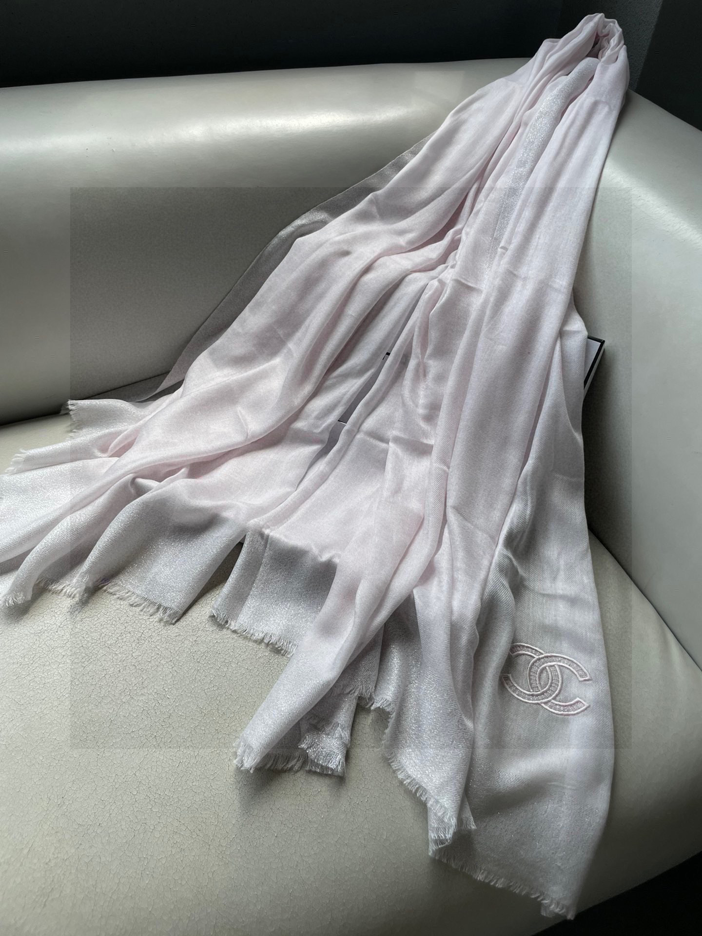 新款香奈儿顶级旷世绝美👼，👏小香风绝美百搭款💋专柜限量哦‼有钱都很难订到💛💙💜顶级纯羊绒，品质上乘✨精美