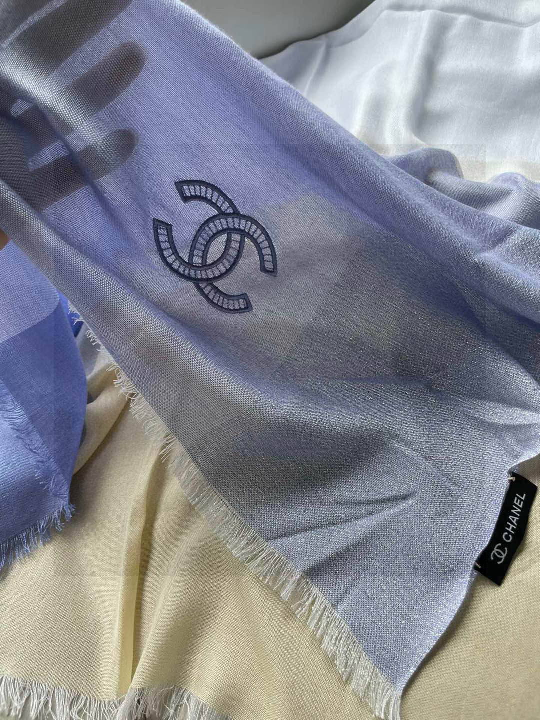 新款香奈儿顶级旷世绝美👼，👏小香风绝美百搭款💋专柜限量哦‼有钱都很难订到💛💙💜顶级纯羊绒，品质上乘✨精美