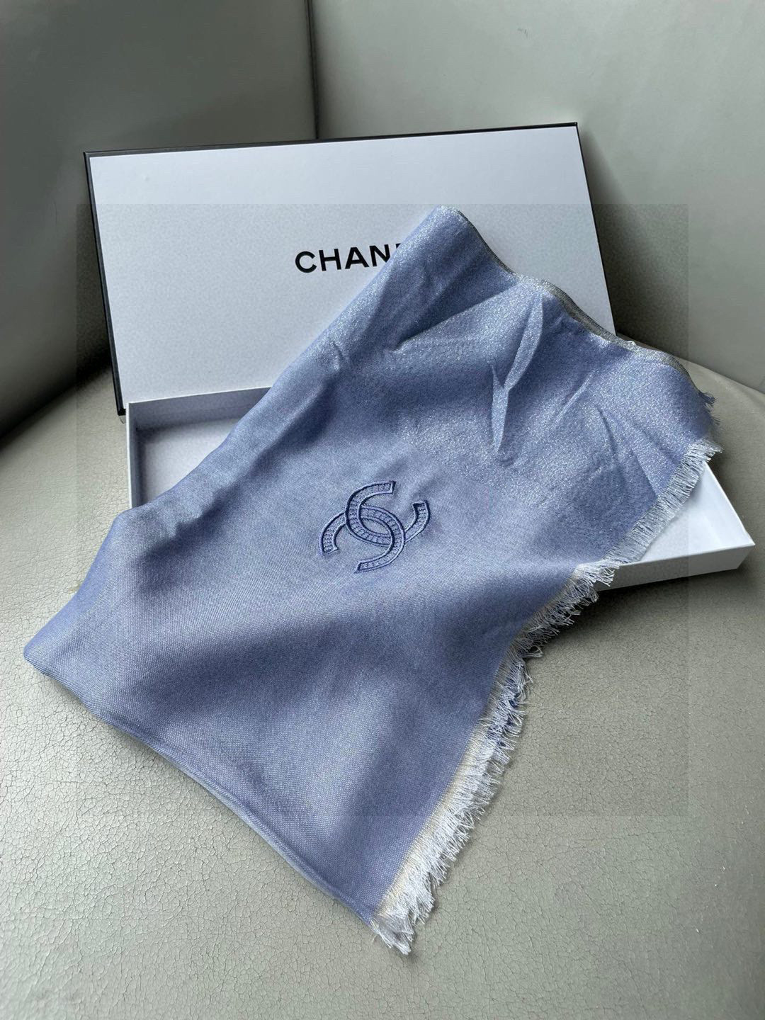 新款香奈儿顶级旷世绝美👼，👏小香风绝美百搭款💋专柜限量哦‼有钱都很难订到💛💙💜顶级纯羊绒，品质上乘✨精美