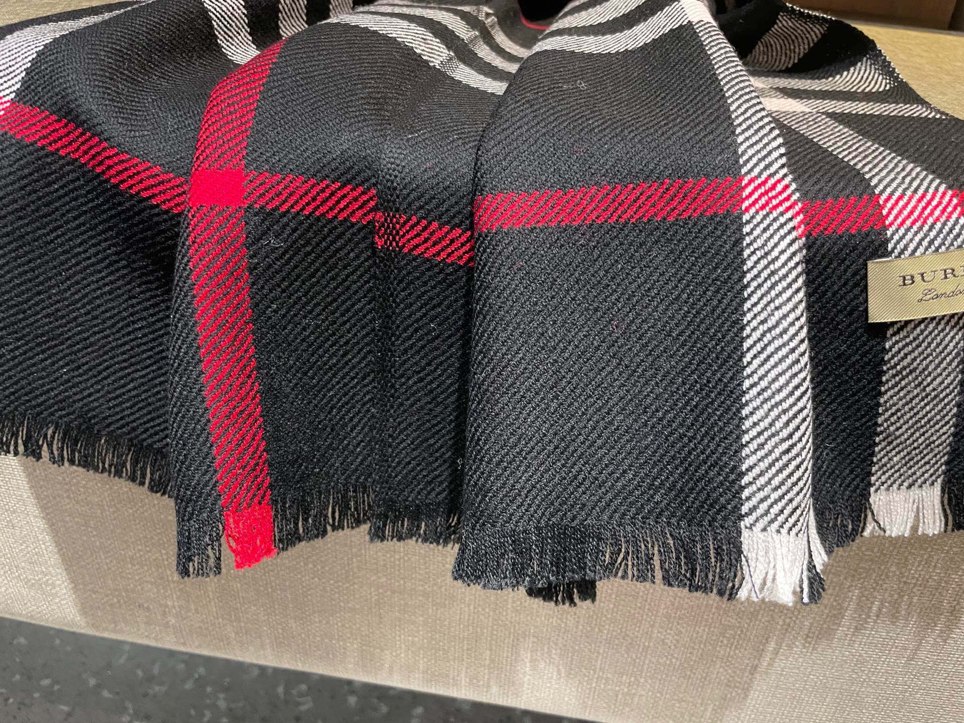 同步官网，巴宝莉经典时尚的情怀。日常时髦实用款】Burberry新款，真的无敌时髦百搭！！独有的格调，这