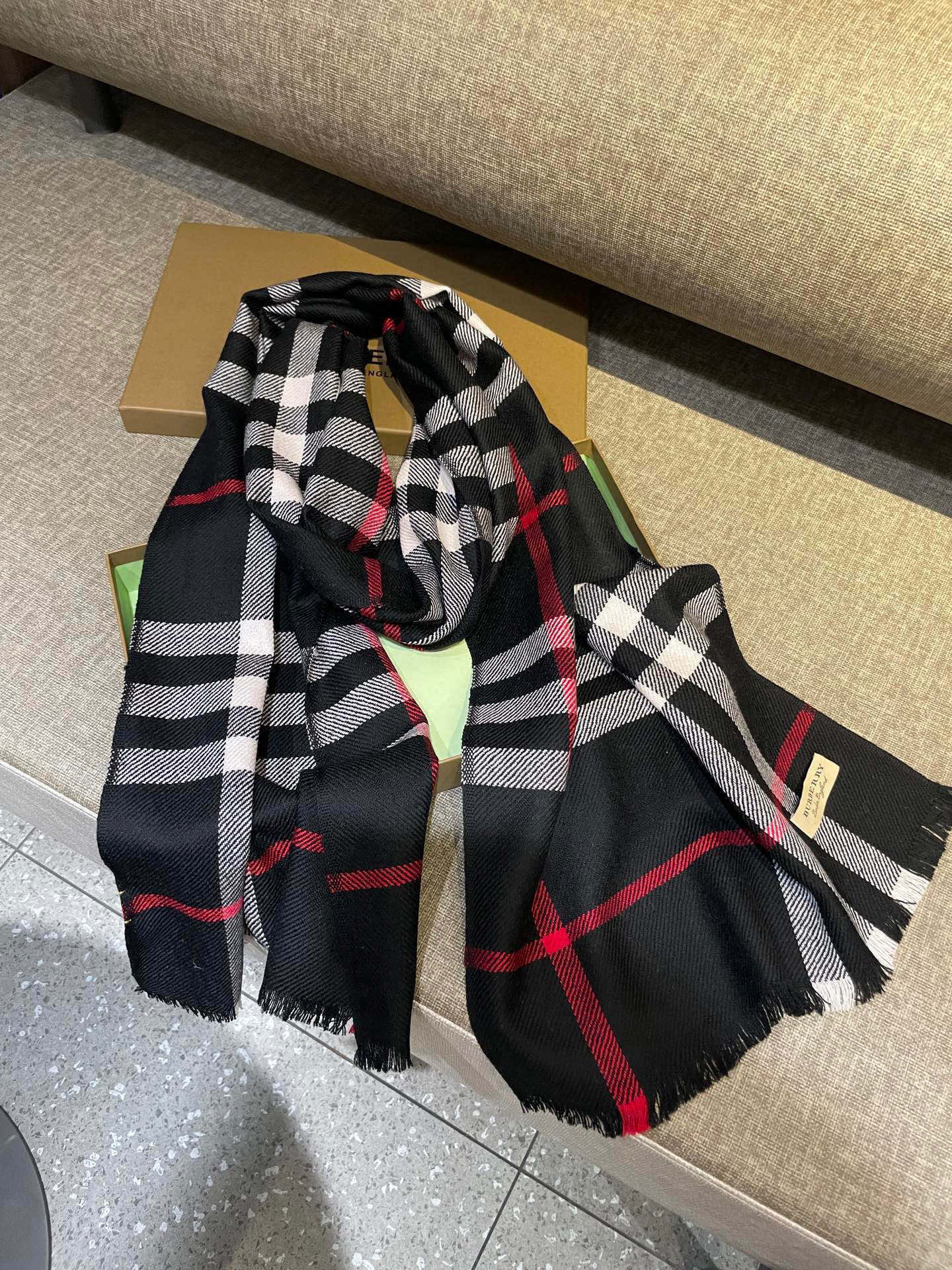 同步官网，巴宝莉经典时尚的情怀。日常时髦实用款】Burberry新款，真的无敌时髦百搭！！独有的格调，这