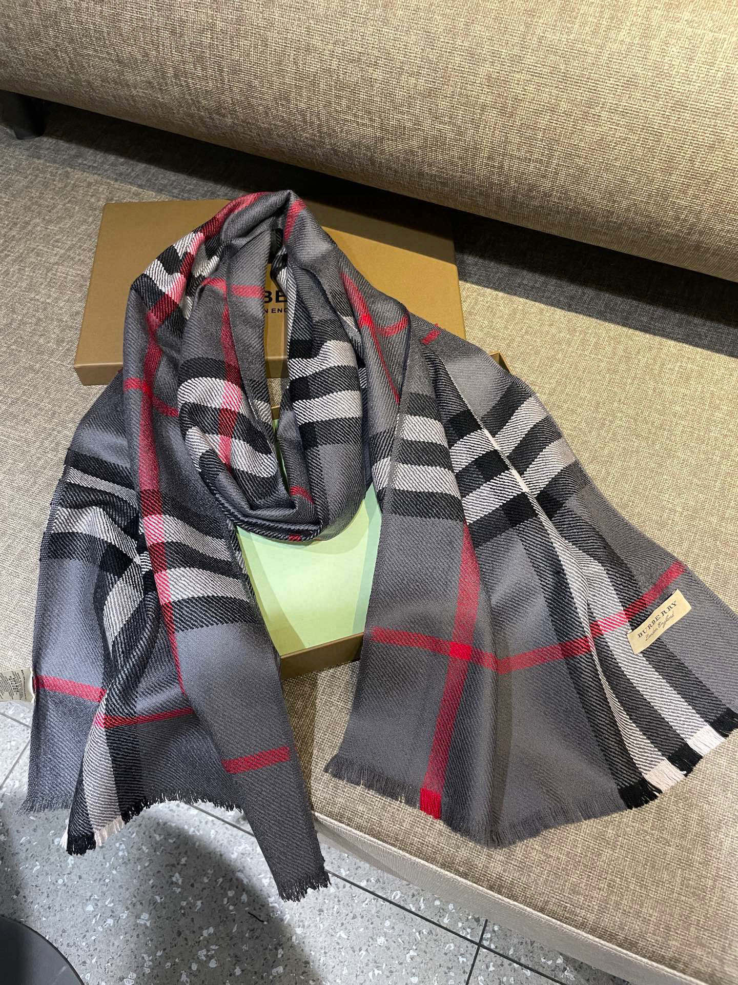 同步官网，巴宝莉经典时尚的情怀。日常时髦实用款】Burberry新款，真的无敌时髦百搭！！独有的格调，这