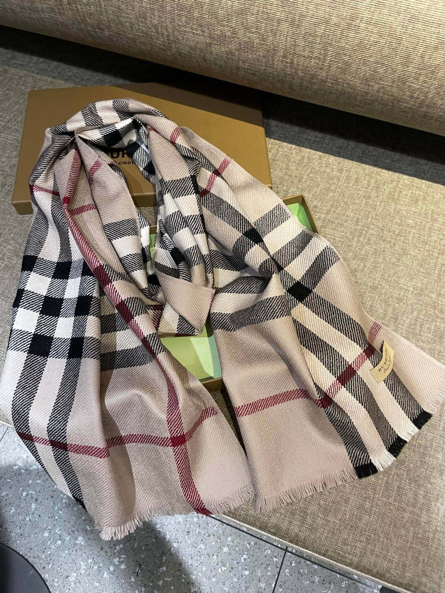 同步官网，巴宝莉经典时尚的情怀。日常时髦实用款】Burberry新款，真的无敌时髦百搭！！独有的格调，这