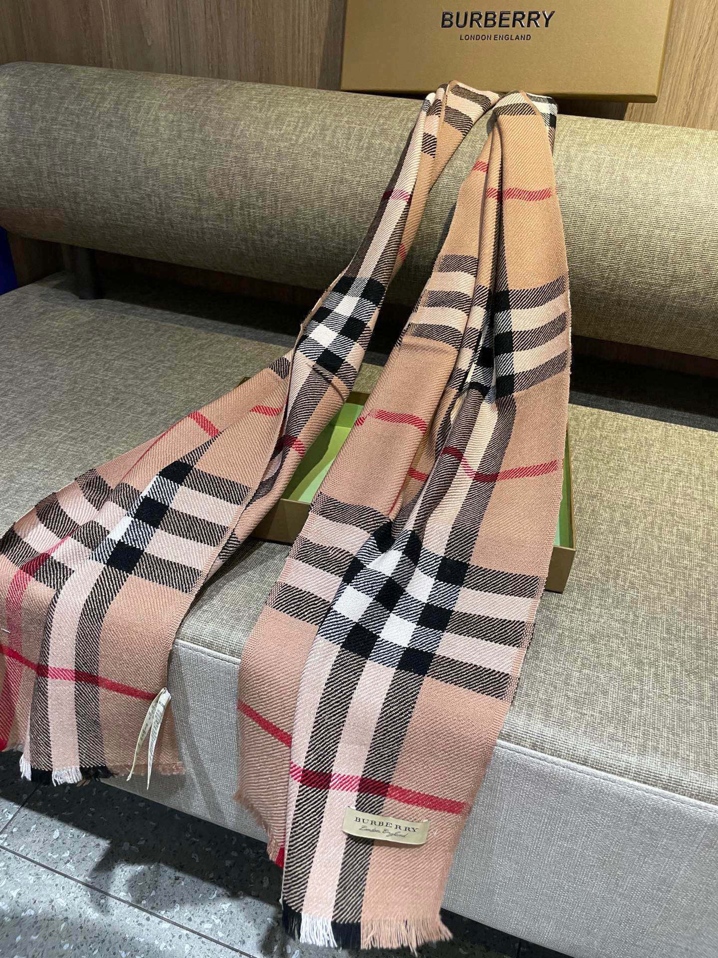 同步官网，巴宝莉经典时尚的情怀。日常时髦实用款】Burberry新款，真的无敌时髦百搭！！独有的格调，这