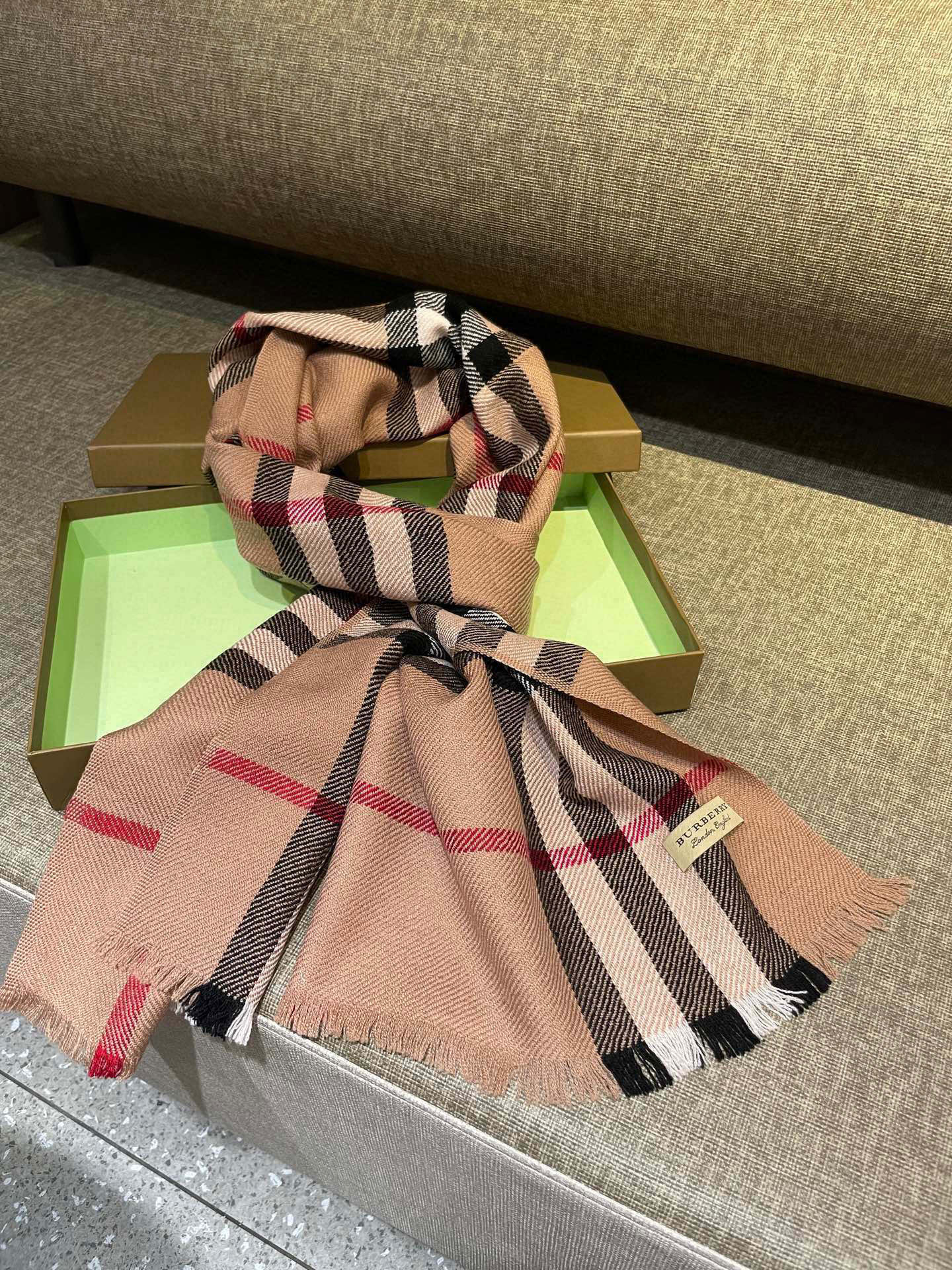 同步官网，巴宝莉经典时尚的情怀。日常时髦实用款】Burberry新款，真的无敌时髦百搭！！独有的格调，这