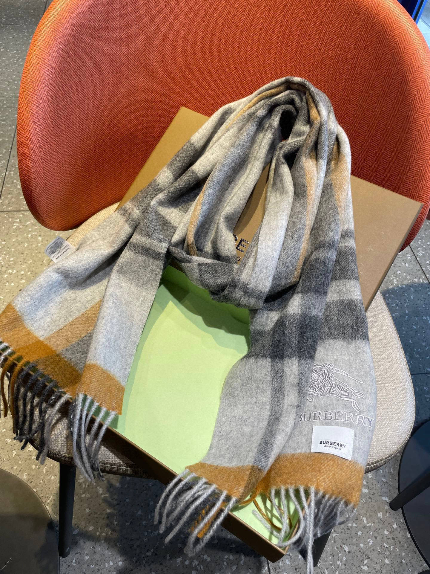 巴宝莉Bur羊绒格子好看的要疯掉了，太有型太有魅力了！！！非常斯文时尚的秋冬单品！真的很喜欢，非常Cla