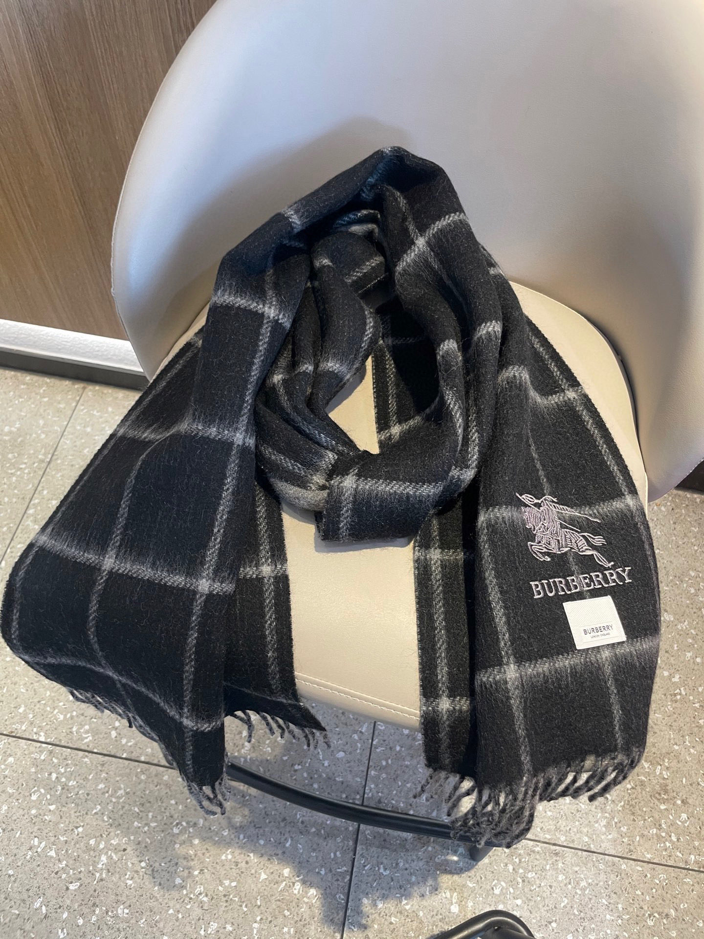 新款巴宝莉双面羊绒❗男女同款围巾且买且珍惜羊绒款😍~都是出口订单所以比较难遇❤东西讲究少而精😍好看的一定