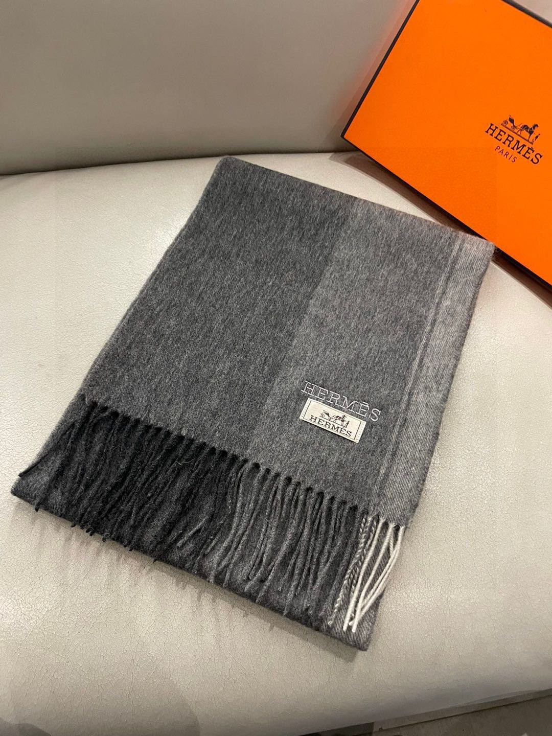HERMFS【爱马仕】巴黎时装展采用蒙古高原细羊绒！手感满满地都是细腻的绒毛！这个价格绝对百分之百的实惠
