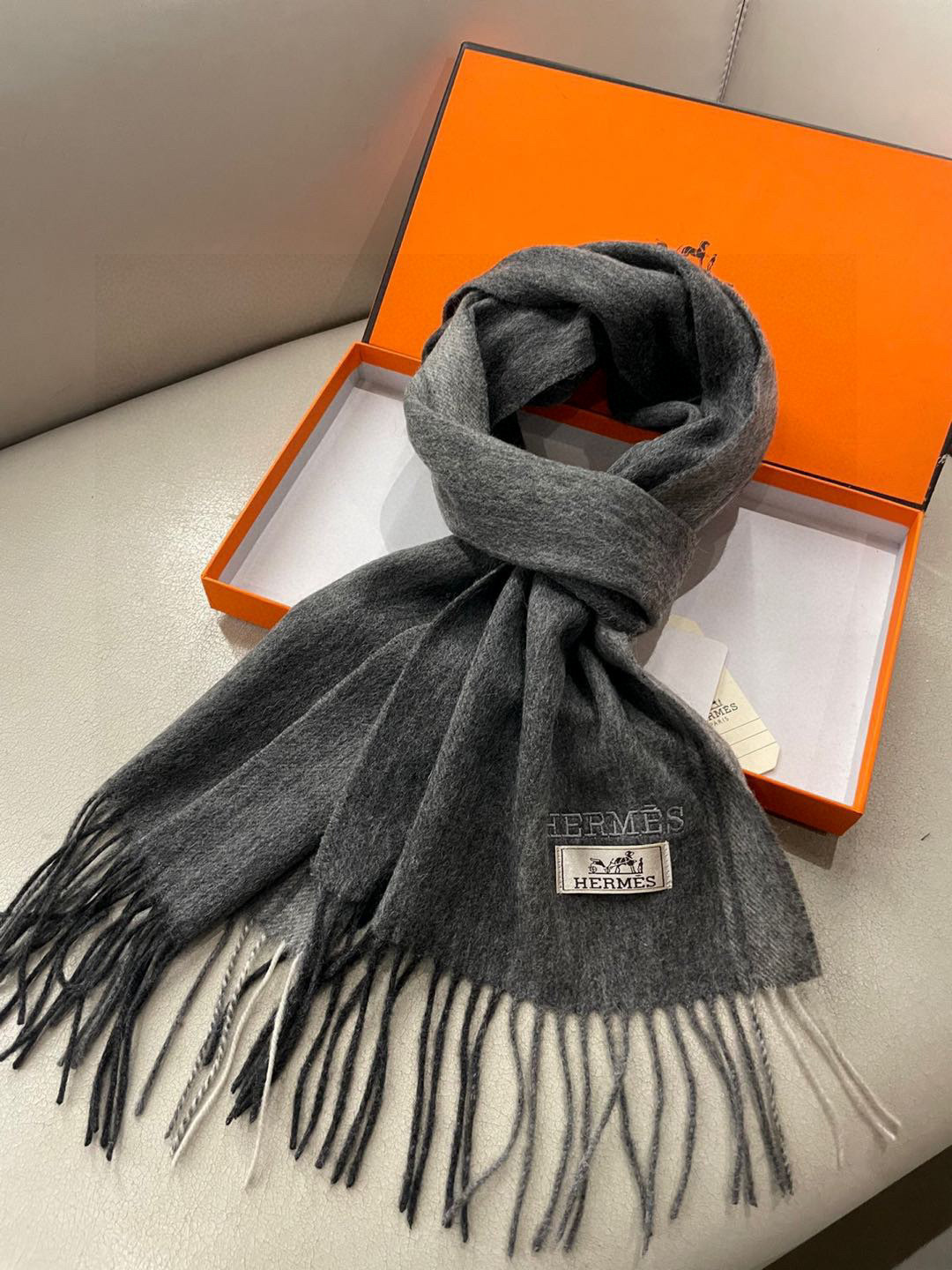 HERMFS【爱马仕】巴黎时装展采用蒙古高原细羊绒！手感满满地都是细腻的绒毛！这个价格绝对百分之百的实惠