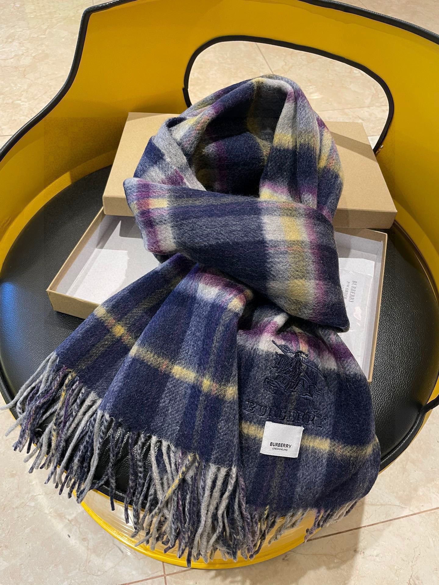 。巴宝莉原单专柜小披肩，国内专柜还没发售‼️💥 100%顶级羊绒材质🔥非常保暖👑 柔软亲肤，不扎脖😍经典