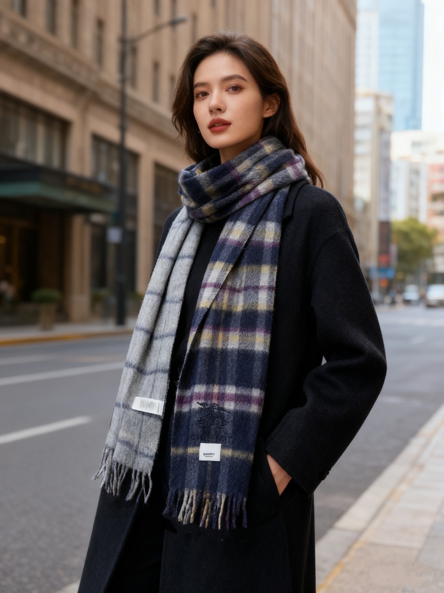 。巴宝莉原单专柜小披肩，国内专柜还没发售‼️💥 100%顶级羊绒材质🔥非常保暖👑 柔软亲肤，不扎脖😍经典