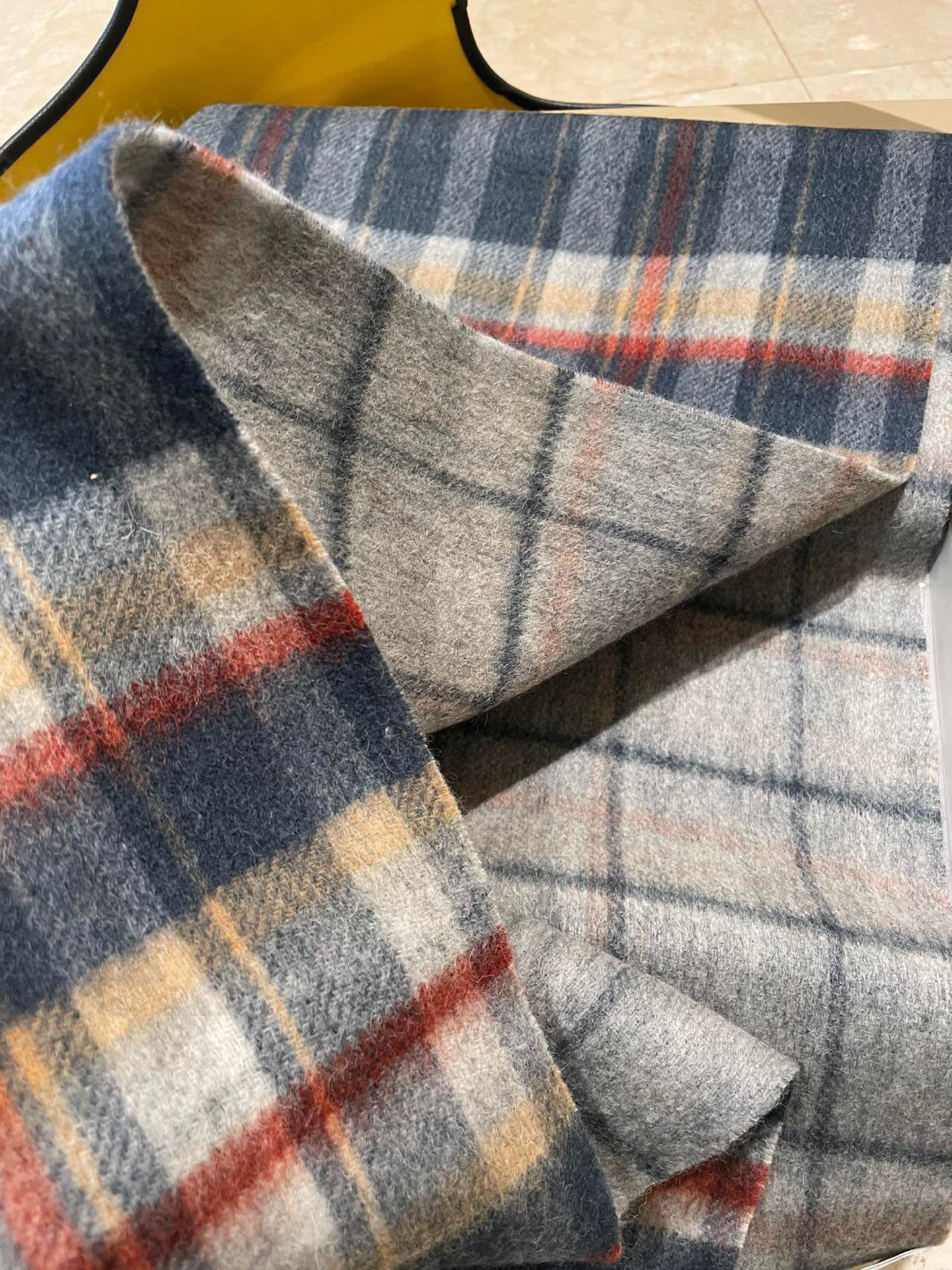 。巴宝莉原单专柜小披肩，国内专柜还没发售‼️💥 100%顶级羊绒材质🔥非常保暖👑 柔软亲肤，不扎脖😍经典