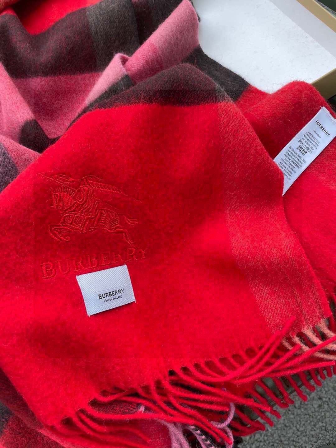 ☀️巴宝莉经典格子万年款，bbr战马刺绣🪡经典【大格披肩】品质手感好到不行‼️100%羊羔绒♨️高尖端产