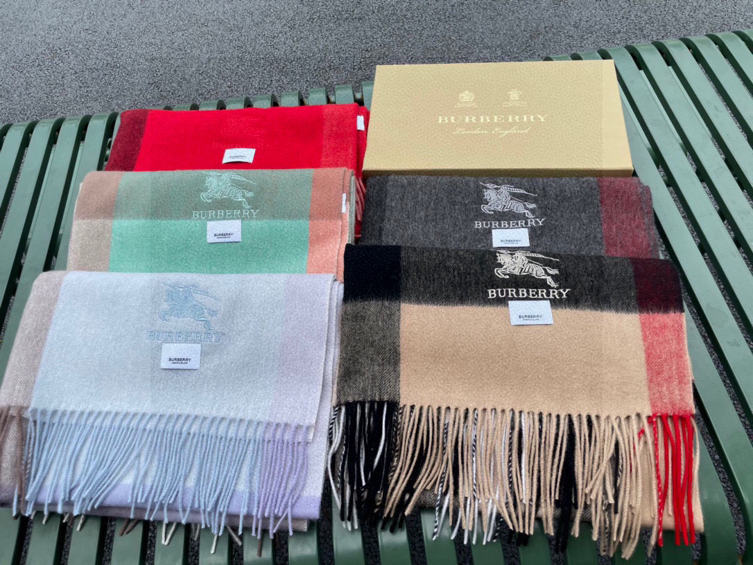 ☀️巴宝莉经典格子万年款，bbr战马刺绣🪡经典【大格披肩】品质手感好到不行‼️100%羊羔绒♨️高尖端产