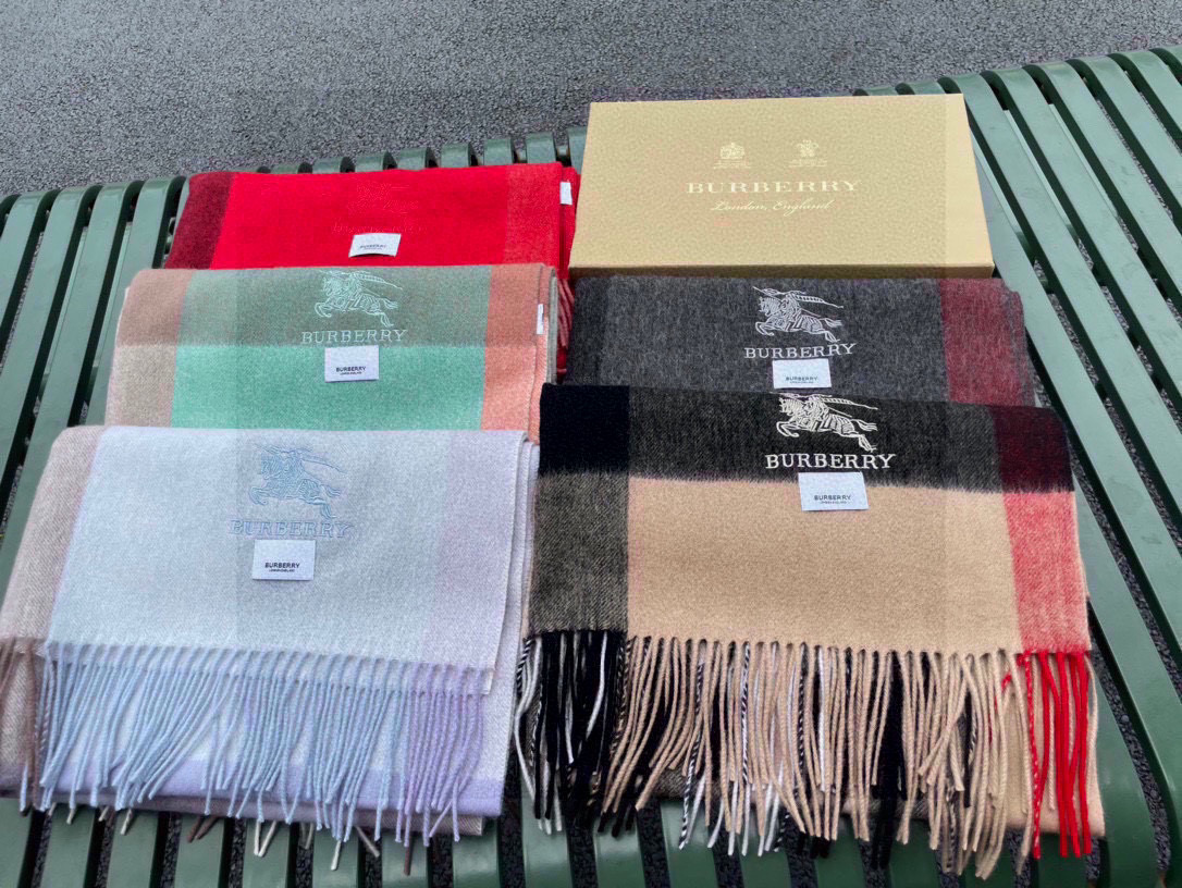 ☀️巴宝莉经典格子万年款，bbr战马刺绣🪡经典【大格披肩】品质手感好到不行‼️100%羊羔绒♨️高尖端产