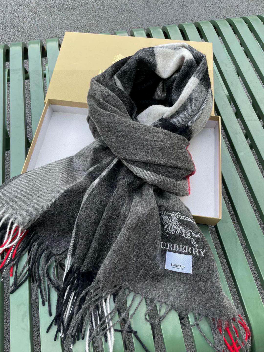 ☀️巴宝莉经典格子万年款，bbr战马刺绣🪡经典【大格披肩】品质手感好到不行‼️100%羊羔绒♨️高尖端产