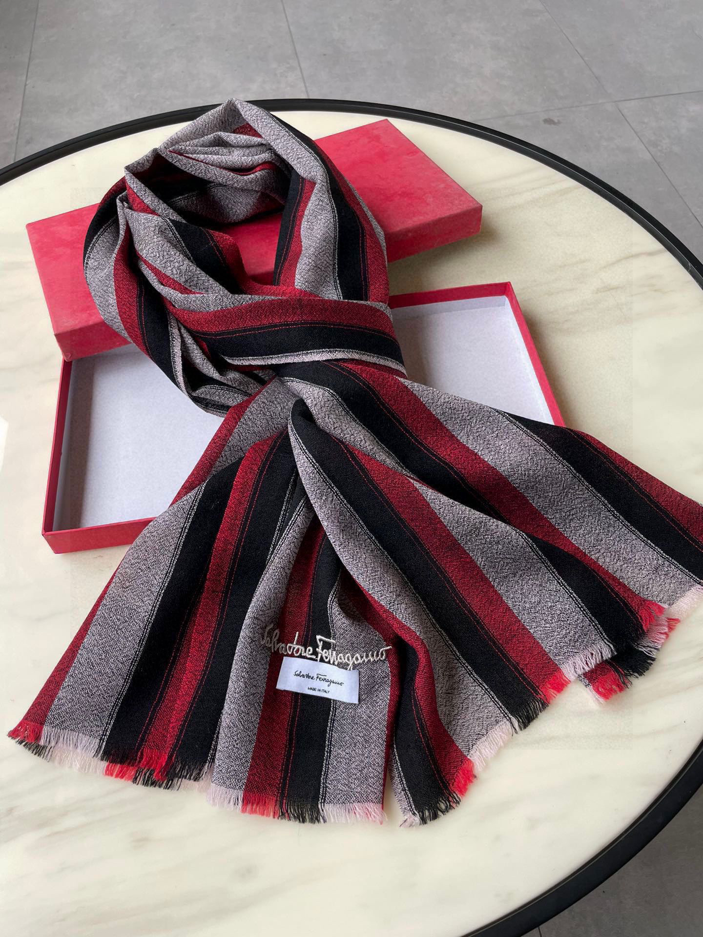 菲拉格慕 男士【原单】高尖端⚠️2024新品【竖条纹】进口丝羊毛面料♨️高尖端产物⚠️绝对令人尖叫的品质