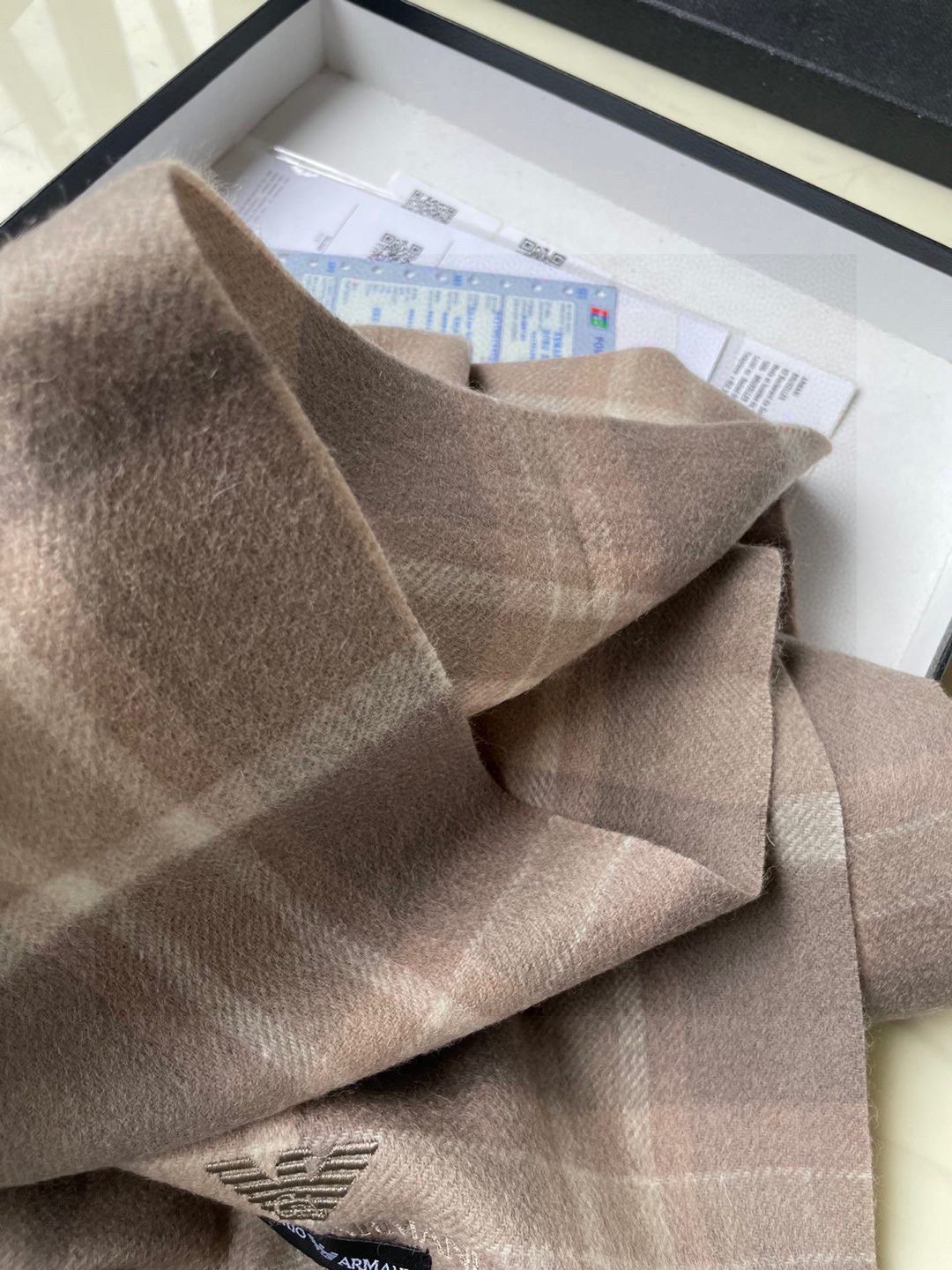 。阿玛尼海外专柜格子羊绒围巾～惊爆上架🎉国内专柜都没上架，从款式到面料都很赞🎻，经典的羊绒拼接图案，难得