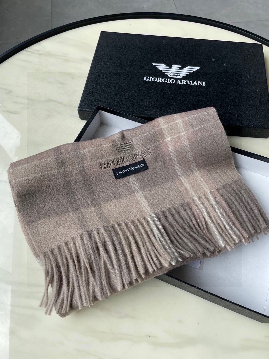 。阿玛尼海外专柜格子羊绒围巾～惊爆上架🎉国内专柜都没上架，从款式到面料都很赞🎻，经典的羊绒拼接图案，难得