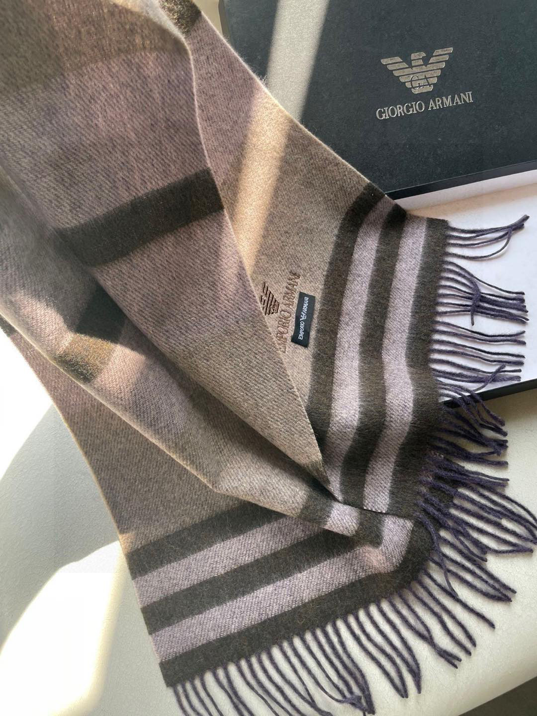 。阿玛尼男士海外专柜条纹羊绒围巾～惊爆上架🎉国内专柜都没上架，从款式到面料都很赞🎻，经典的羊绒拼接图案，