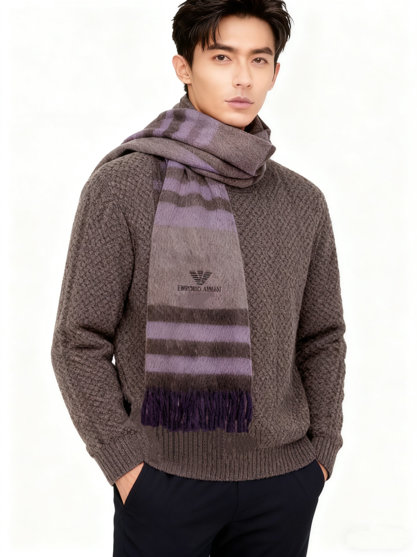 。阿玛尼男士海外专柜条纹羊绒围巾～惊爆上架🎉国内专柜都没上架，从款式到面料都很赞🎻，经典的羊绒拼接图案，