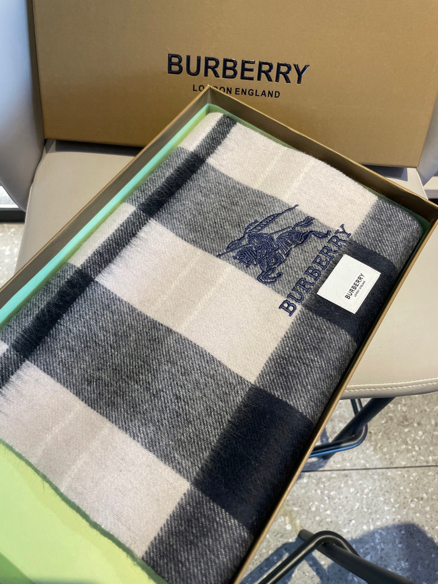 新款巴宝莉男士格子高级货❗️ 顶级出口尾单战马刺绣👍货不多，下手一定要快，真心美的让人非常非常心动 上身