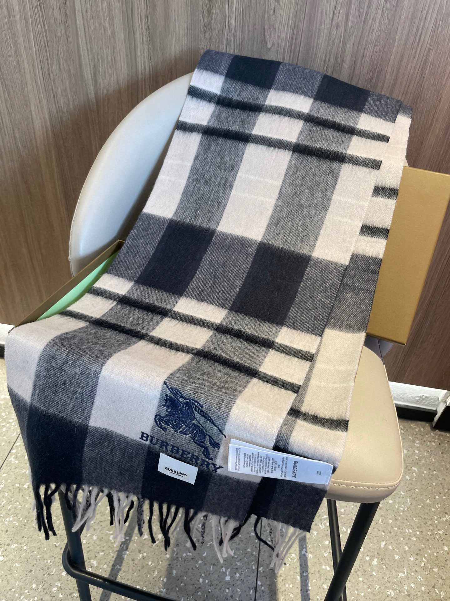 新款巴宝莉男士格子高级货❗️ 顶级出口尾单战马刺绣👍货不多，下手一定要快，真心美的让人非常非常心动 上身