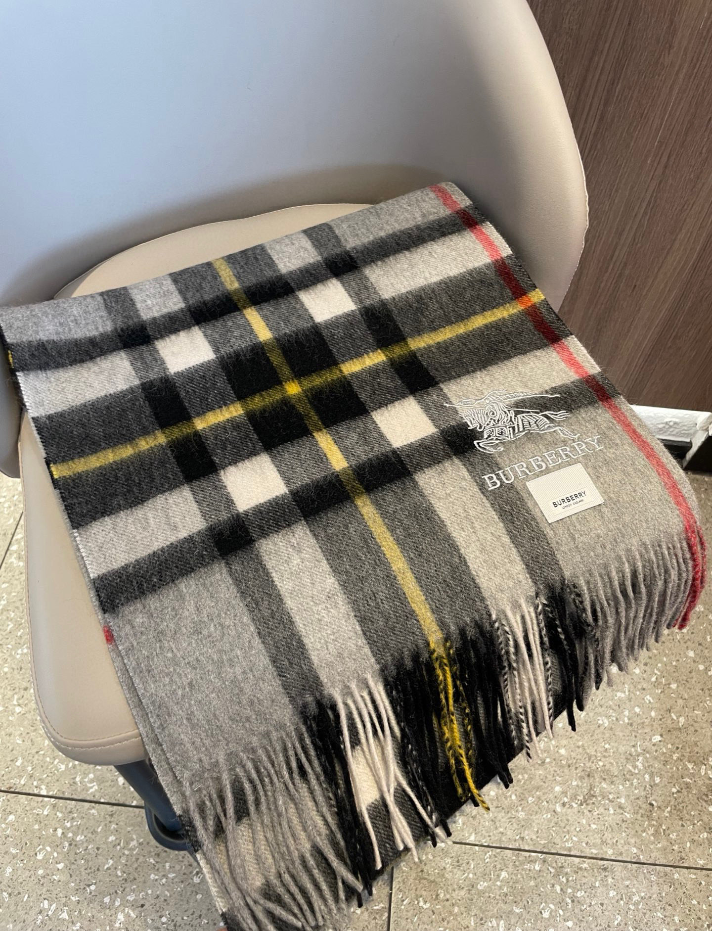 新款巴宝莉男士格子高级货❗️ 顶级出口尾单战马刺绣👍货不多，下手一定要快，真心美的让人非常非常心动 上身