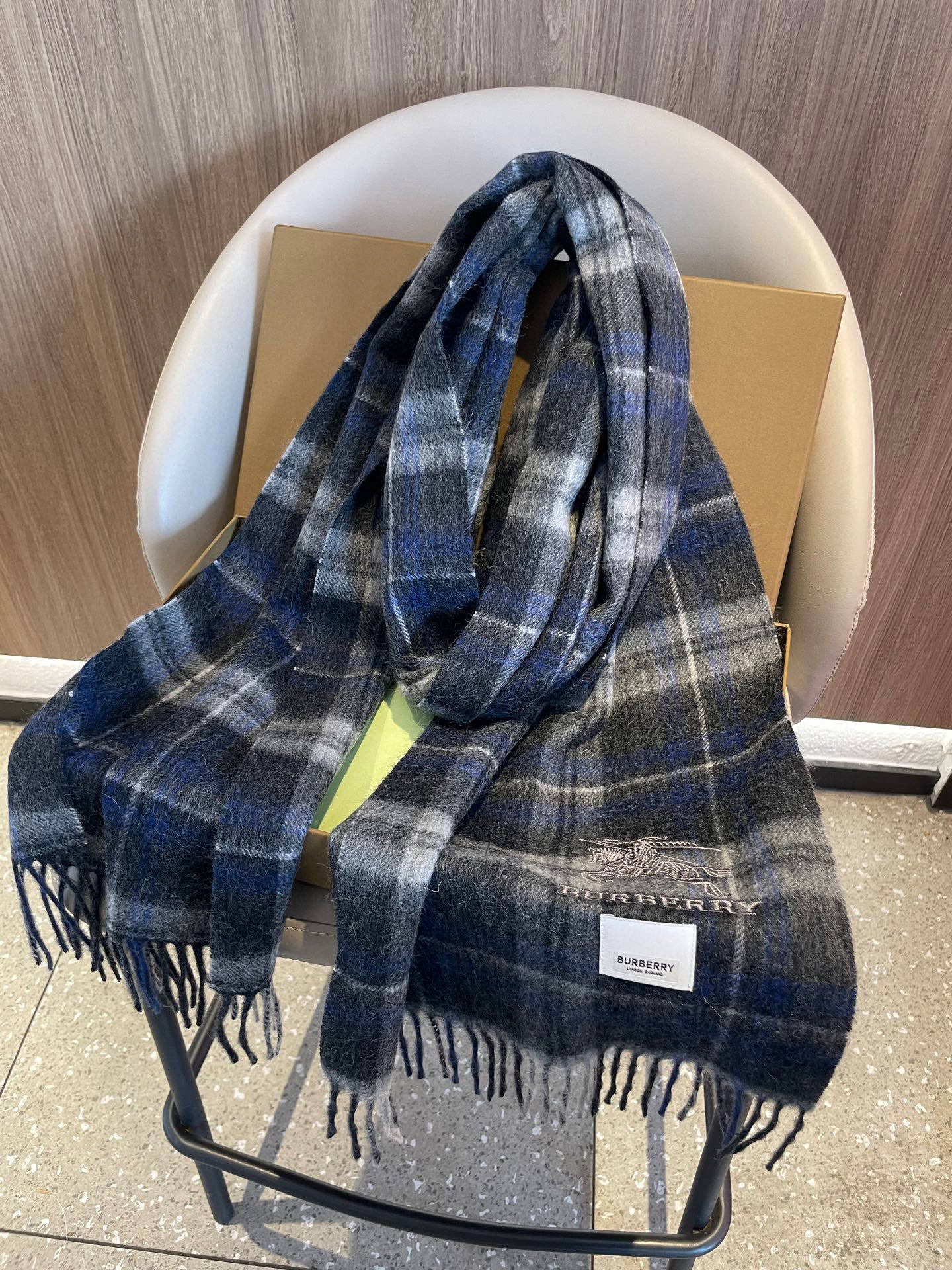 新款巴宝莉男士格子高级货❗️ 顶级出口尾单战马刺绣👍货不多，下手一定要快，真心美的让人非常非常心动 上身