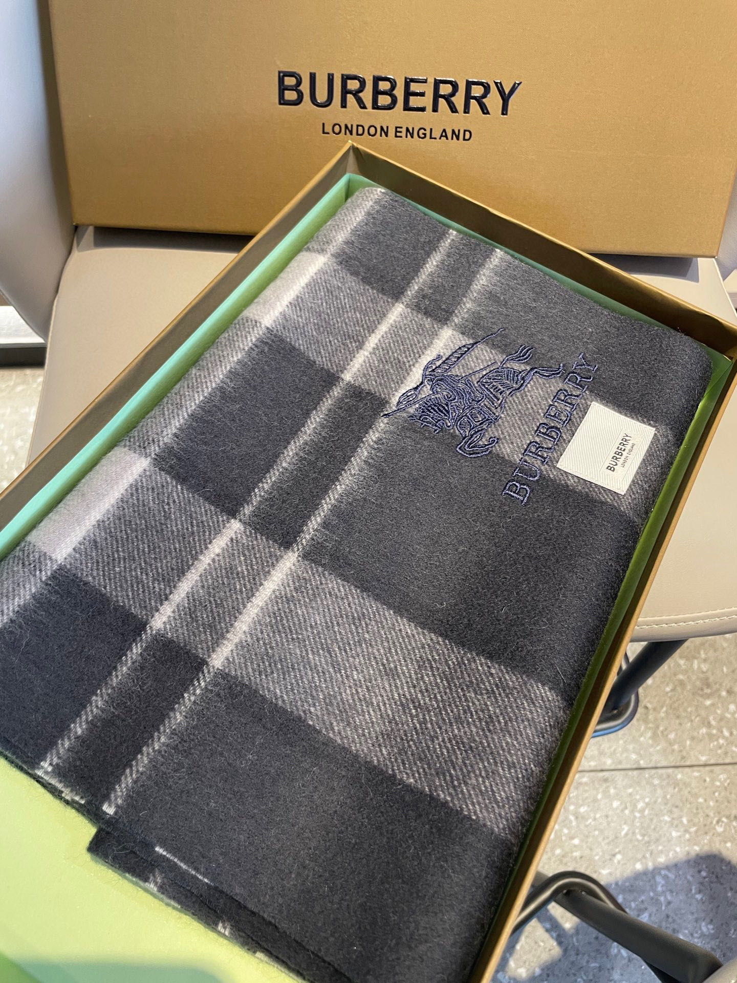 新款巴宝莉男士格子高级货❗️ 顶级出口尾单战马刺绣👍货不多，下手一定要快，真心美的让人非常非常心动 上身