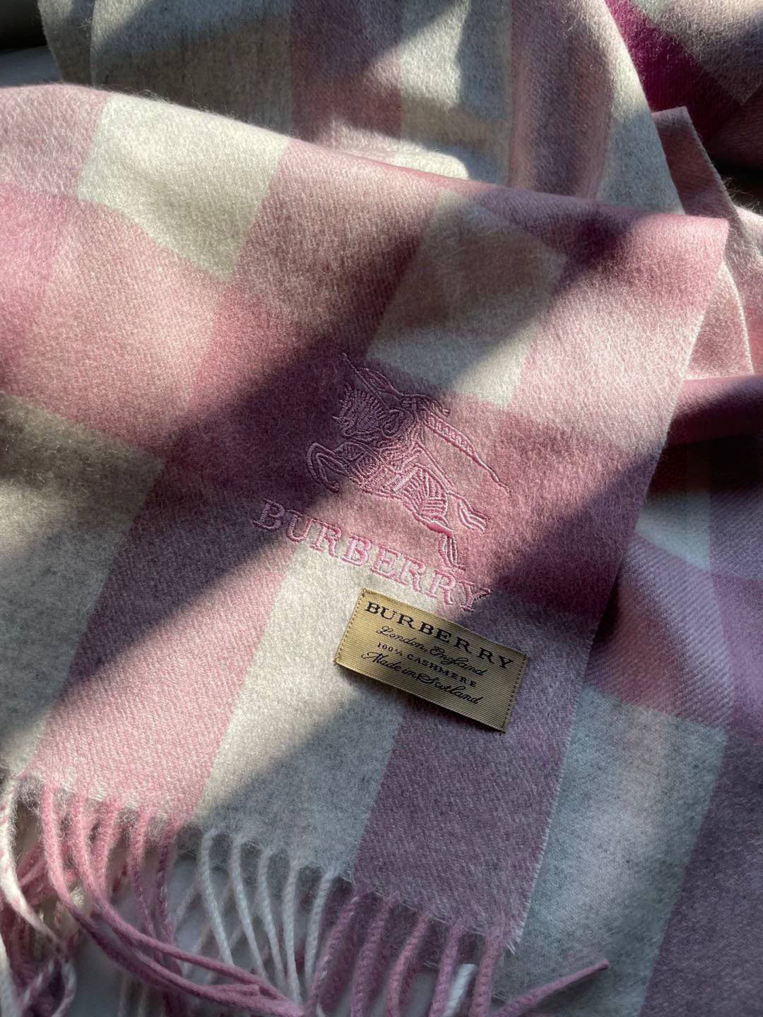 🎊巴宝莉经典格纹爆款💥 永不过时100%顶极羔羊毛材质🔥非常保暖👑 柔软亲肤，不扎脖😍经典巴宝莉格纹设计