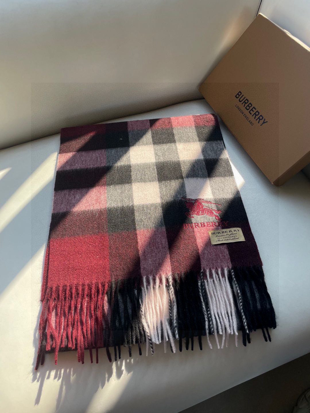 🎊巴宝莉经典格纹爆款💥 永不过时100%顶极羔羊毛材质🔥非常保暖👑 柔软亲肤，不扎脖😍经典巴宝莉格纹设计