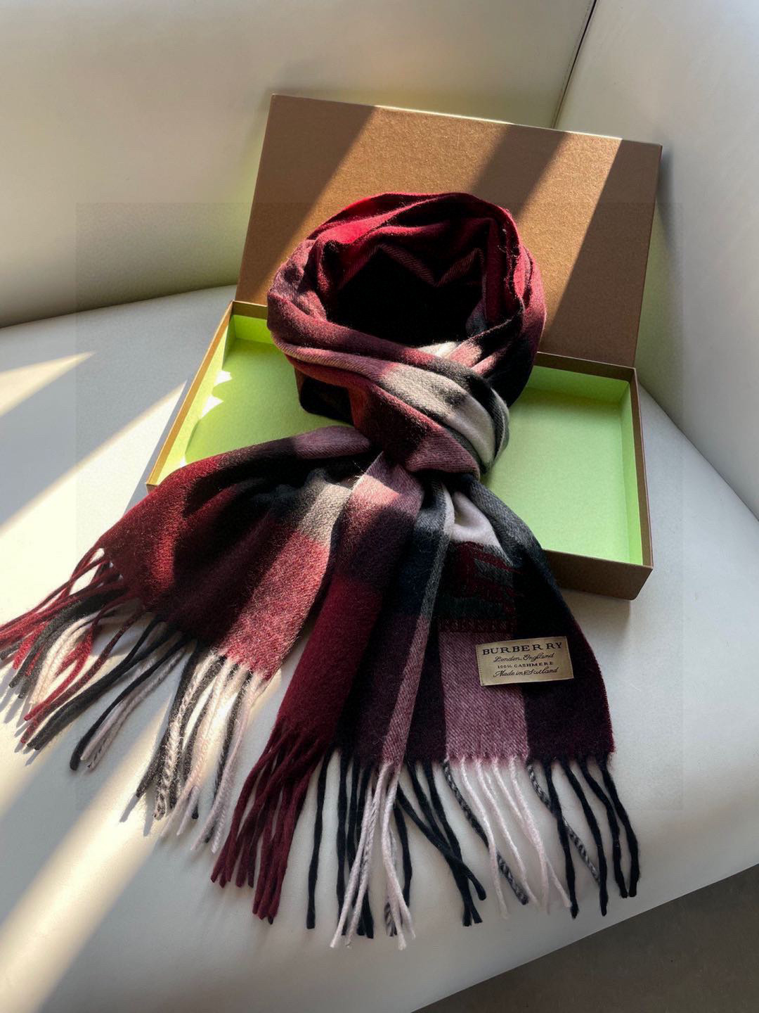 🎊巴宝莉经典格纹爆款💥 永不过时100%顶极羔羊毛材质🔥非常保暖👑 柔软亲肤，不扎脖😍经典巴宝莉格纹设计