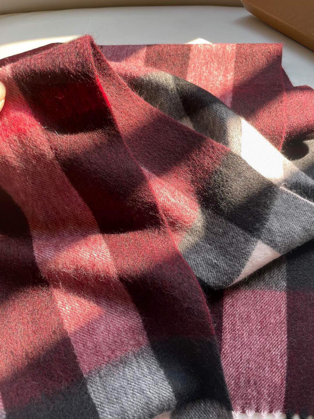 🎊巴宝莉经典格纹爆款💥 永不过时100%顶极羔羊毛材质🔥非常保暖👑 柔软亲肤，不扎脖😍经典巴宝莉格纹设计