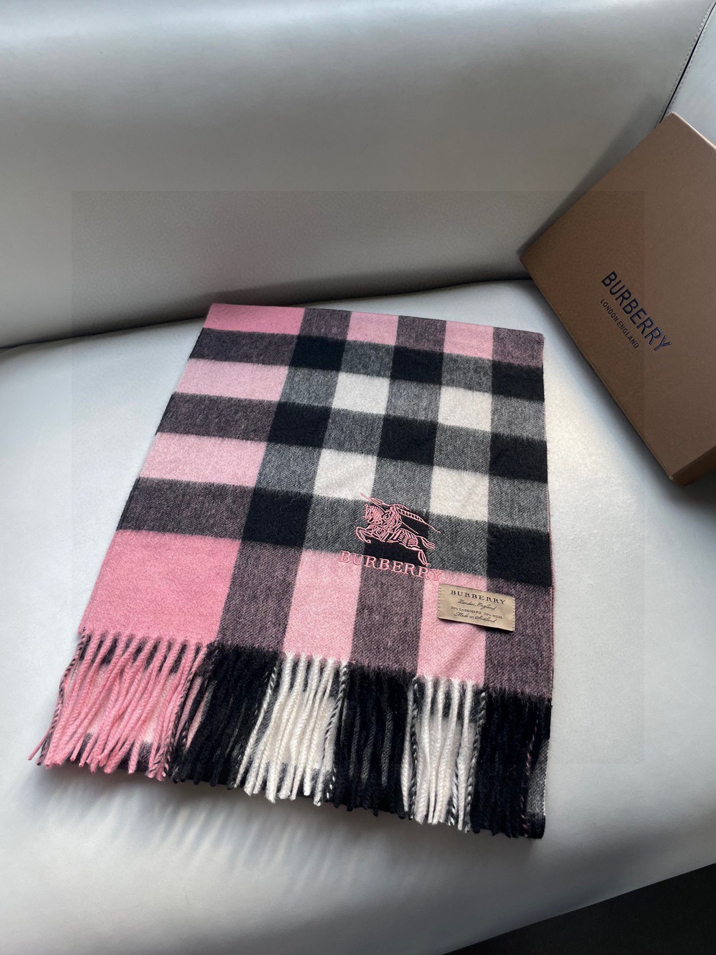 🎊巴宝莉经典格纹爆款💥 永不过时100%顶极羔羊毛材质🔥非常保暖👑 柔软亲肤，不扎脖😍经典巴宝莉格纹设计