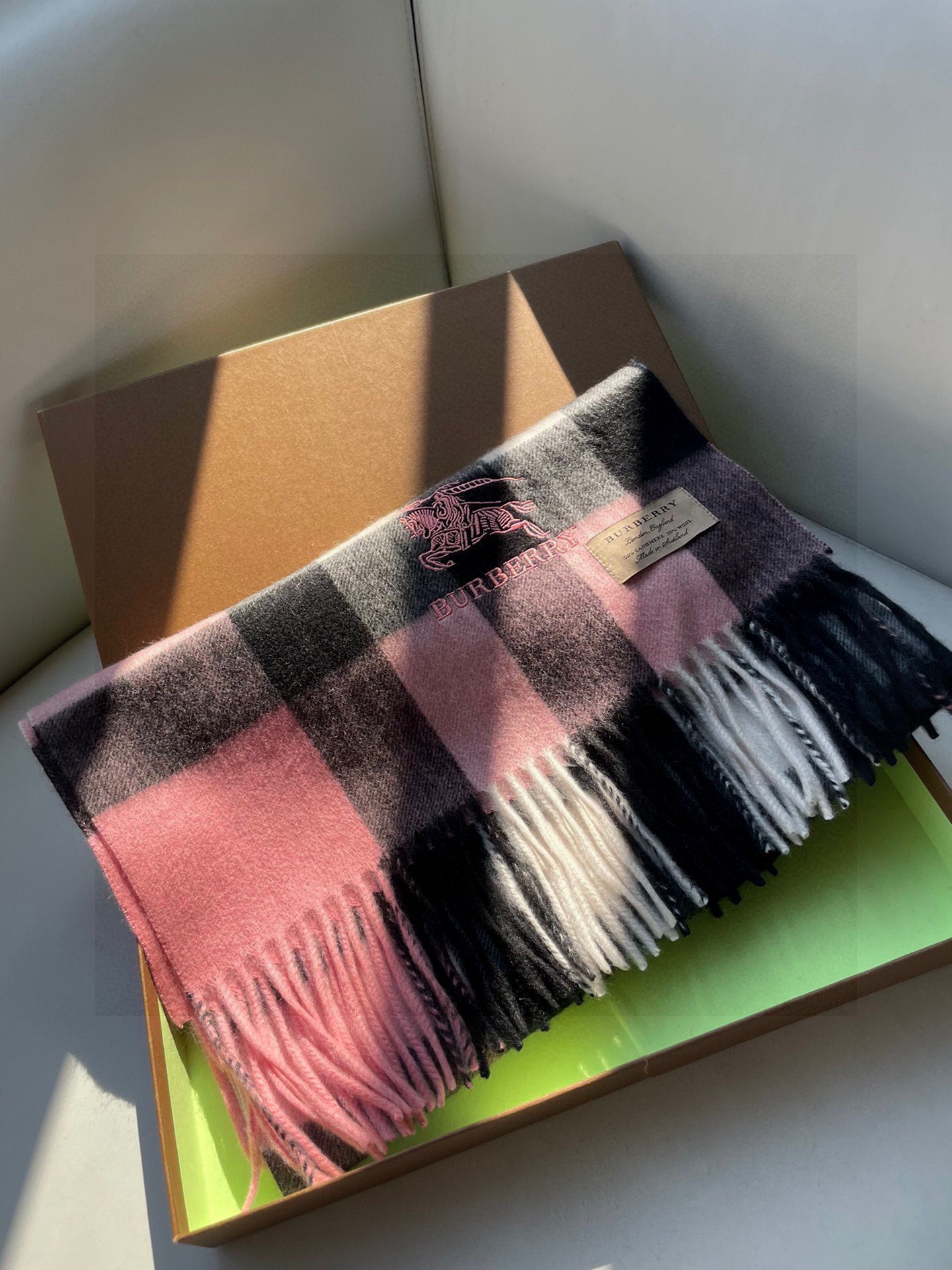 🎊巴宝莉经典格纹爆款💥 永不过时100%顶极羔羊毛材质🔥非常保暖👑 柔软亲肤，不扎脖😍经典巴宝莉格纹设计