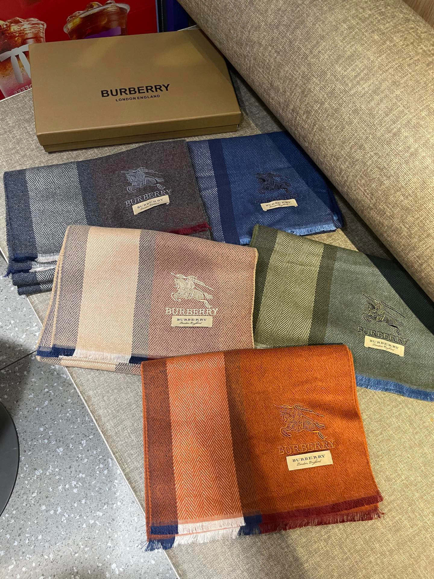 新款巴宝莉Bur羊绒男士精仿细腻围巾好看的要疯掉了，太有型太有魅力了！！！非常斯文时尚的秋冬单品！真的很